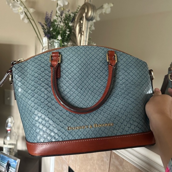 Dooney & Bourke Handbags - Dooney and Bourke Purse, like new